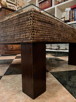 Mesa baja de salón de madera.