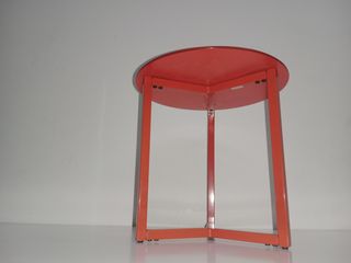 Mesa roja redonda pequeña