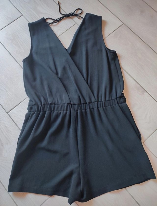 Abitino tuta con pantaloncino corto nero