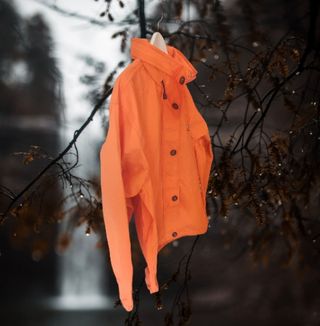 Chubasquero naranja "Mito sport ".