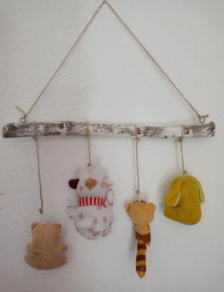 Colgador infantil con muñecos adorables