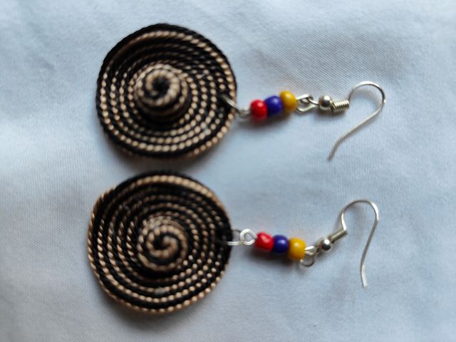 Brincos de chapéu virado