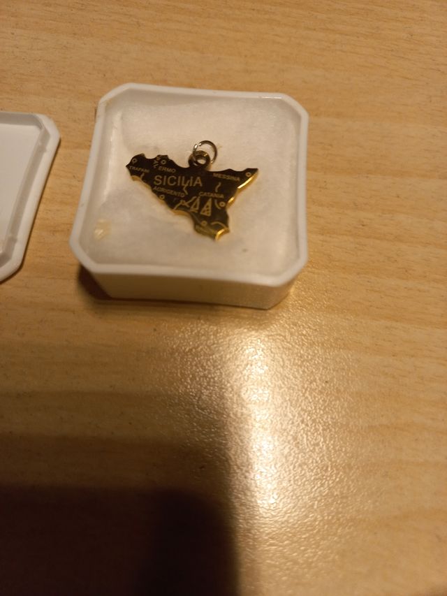 Ciondolo raffigurante Sicilia