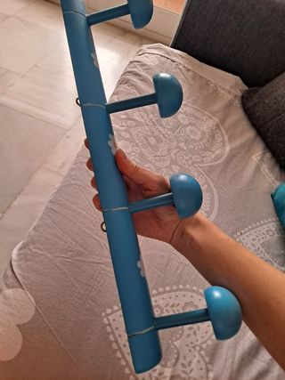 Percha de madera azul