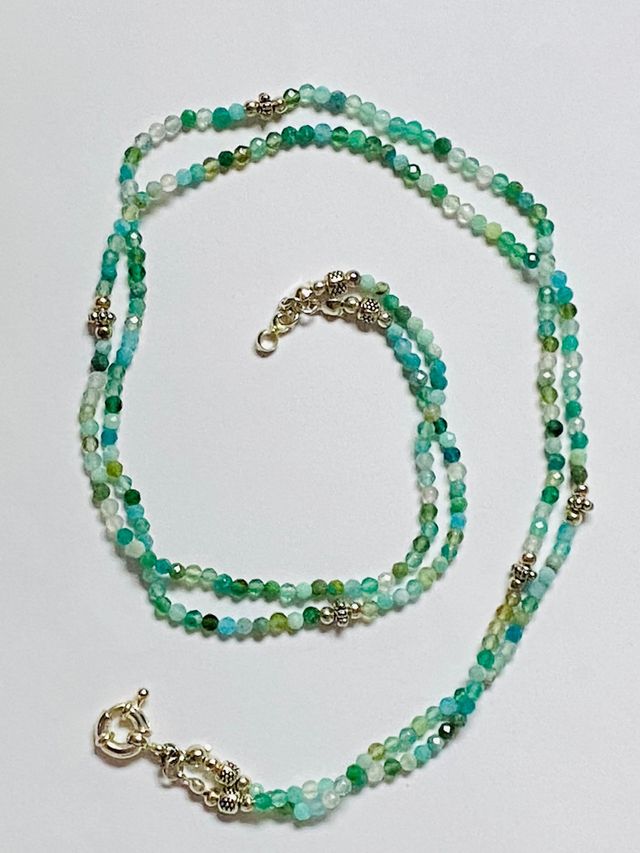 Collar doble con gemas verdes en plata de ley 925