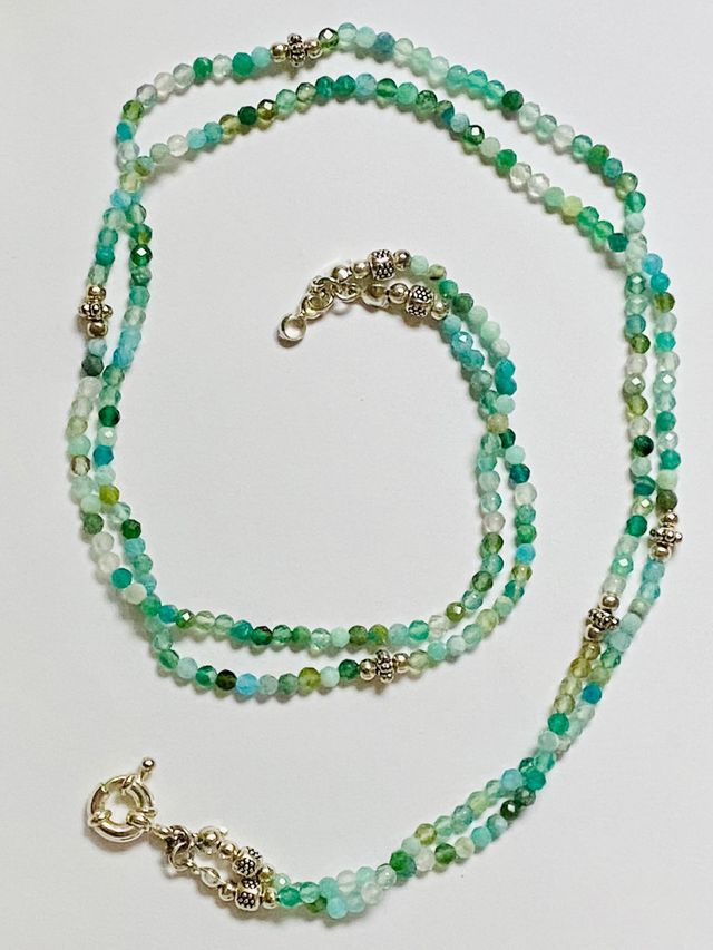 Collar doble con gemas verdes en plata de ley 925