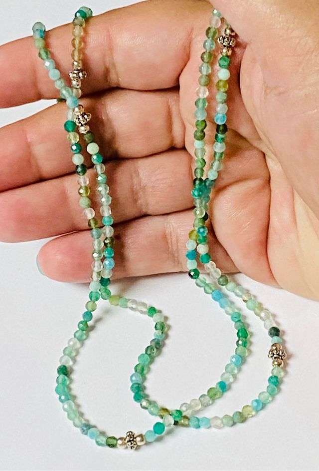 Collar doble con gemas verdes en plata de ley 925