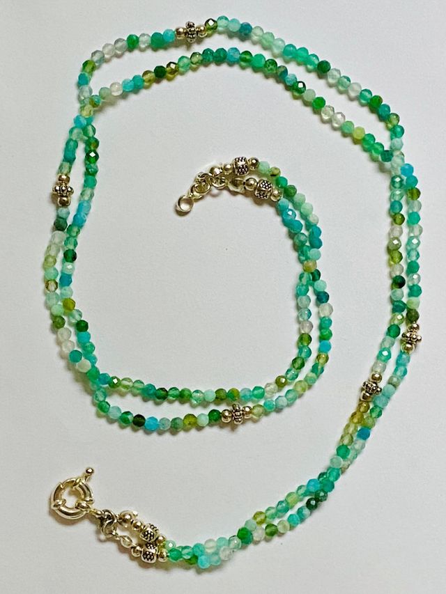 Collar doble con gemas verdes en plata de ley 925