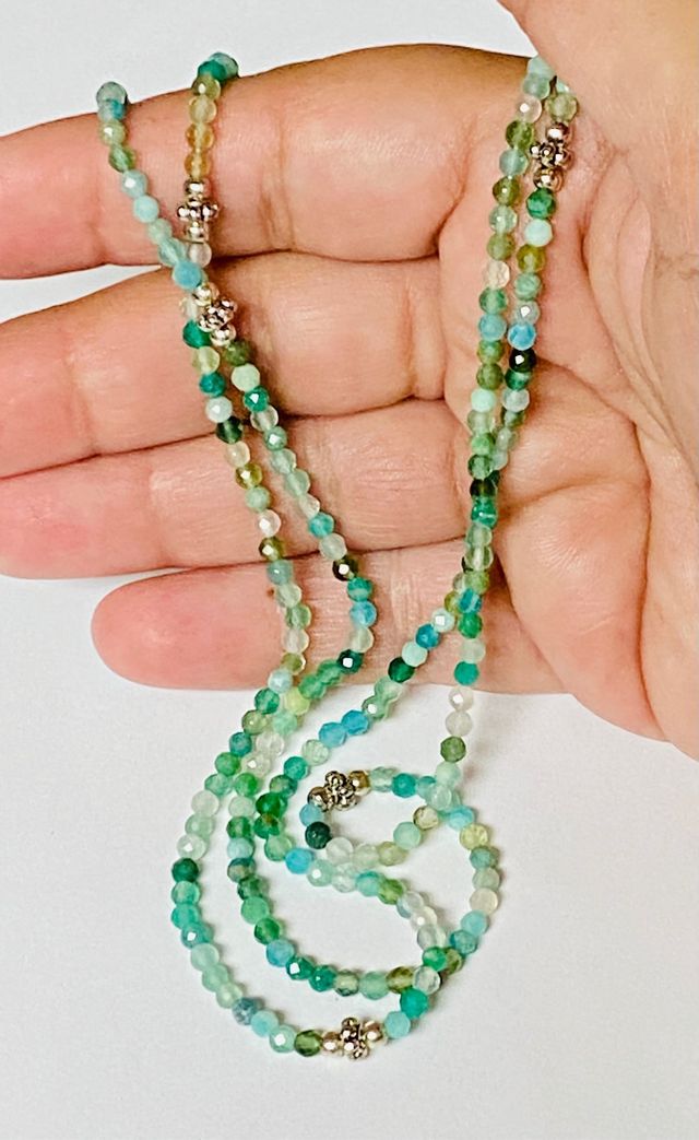 Collar doble con gemas verdes en plata de ley 925