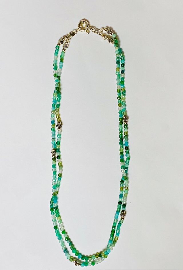 Collar doble con gemas verdes en plata de ley 925