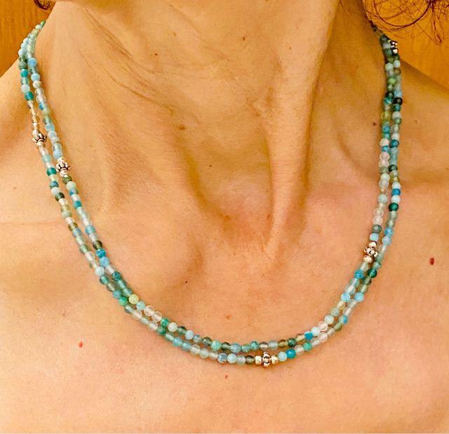 Collar doble con gemas verdes en plata de ley 925