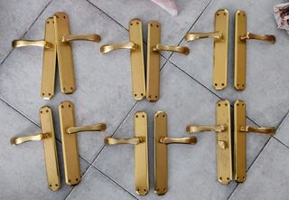 Juego de picaportes con cerradura.