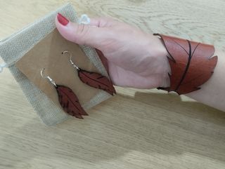 Pendientes y pulsera artesanos de cuero y piel