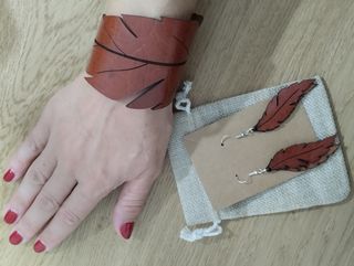 Pendientes y pulsera artesanos de cuero y piel