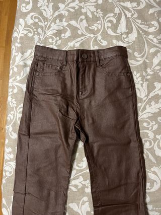 pantalón encerado marrón Stradivarius