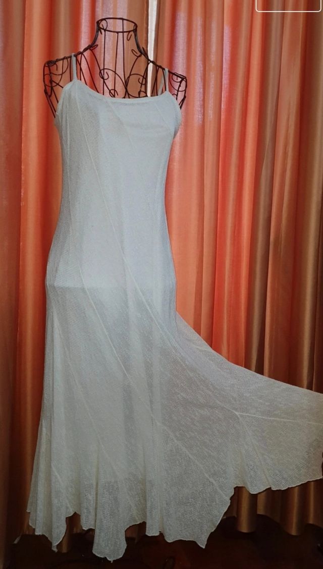 Vestido con bajo picos, de Claudie Noell