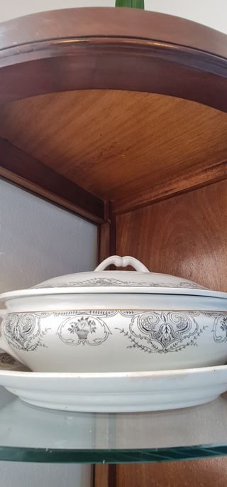 Vitrina esquinera de Caoba con cristal curvado