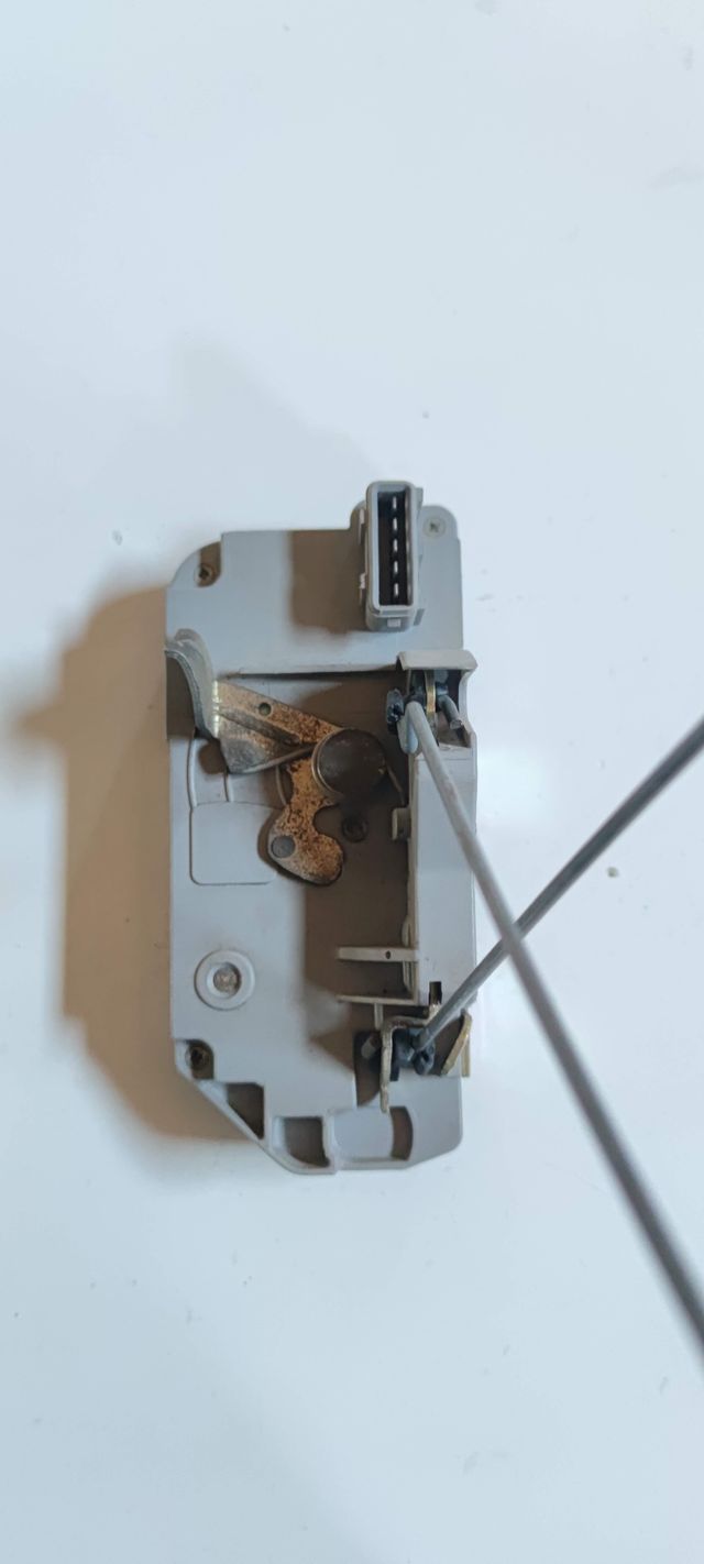 Cerradura de puerta trasera derecha Peugeot 306