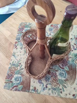 Botellero de mimbre para la mesa