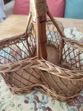 Botellero de mimbre para la mesa