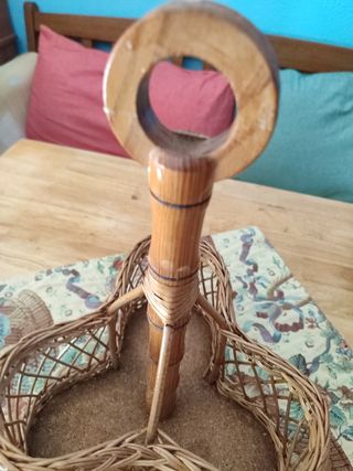 Botellero de mimbre para la mesa