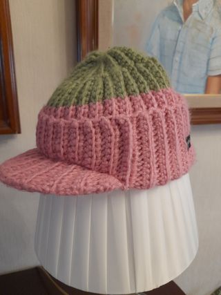Gorra rosa y verde de lana