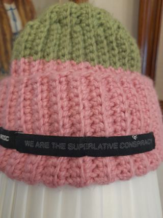 Gorra rosa y verde de lana