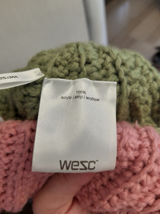 Gorra rosa y verde de lana