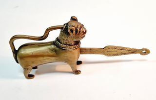 Candado antiguo de bronce de forma animal. India