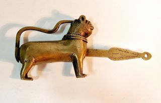 Candado antiguo de bronce de forma animal. India