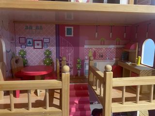 Casita de muñecas de madera