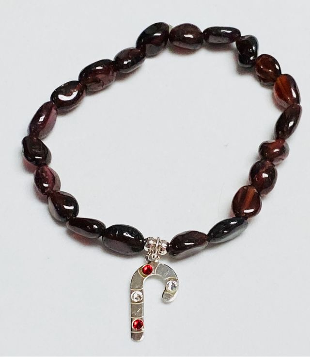 Pulsera con granates y charm baston plata ley 925