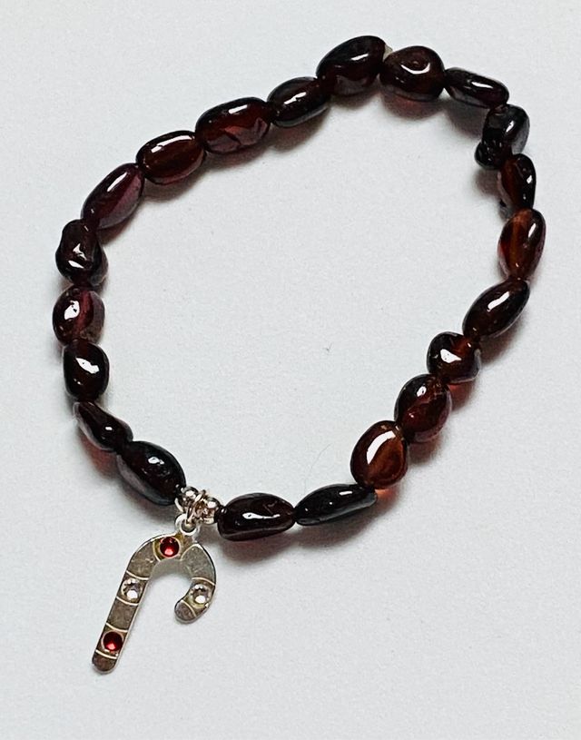 Pulsera con granates y charm baston plata ley 925