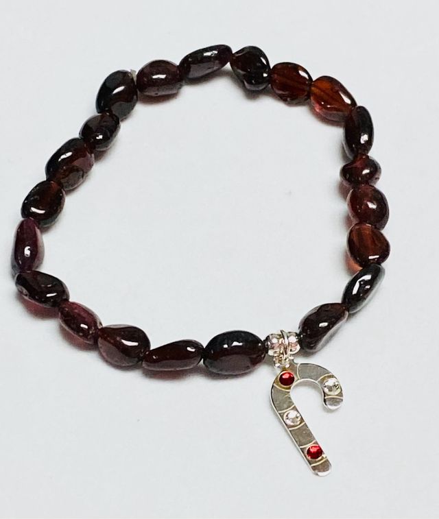 Pulsera con granates y charm baston plata ley 925