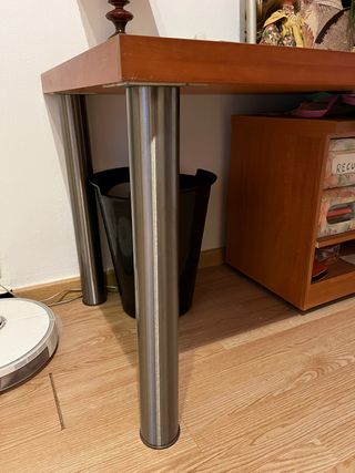 Mesa de escritorio de madera. Urge