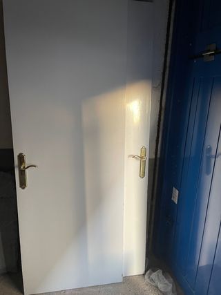 puertas madera blanca con manilla de laton