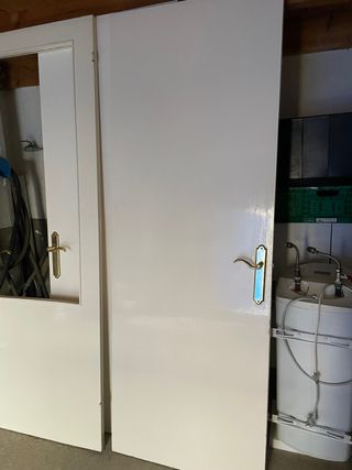 puertas madera blanca con manilla de laton