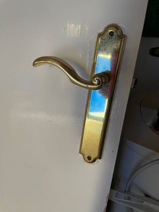 puertas madera blanca con manilla de laton