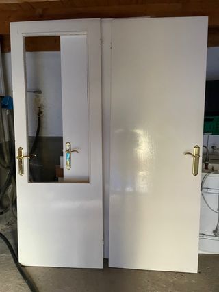 puertas madera blanca con manilla de laton