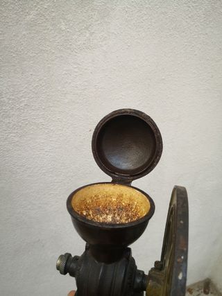 Antiguo y raro molinillo de café