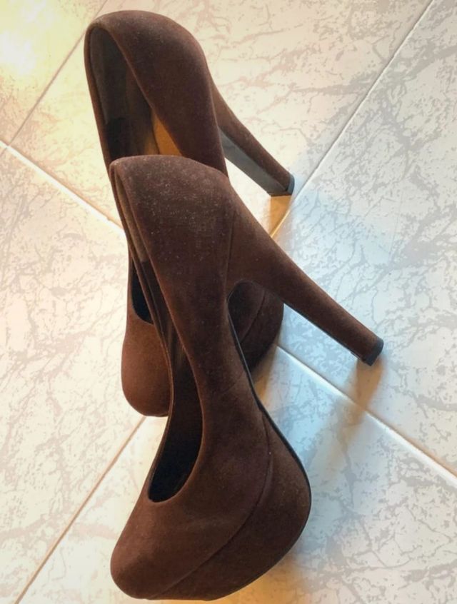 Scarpe scamosciate da donna con tacco 