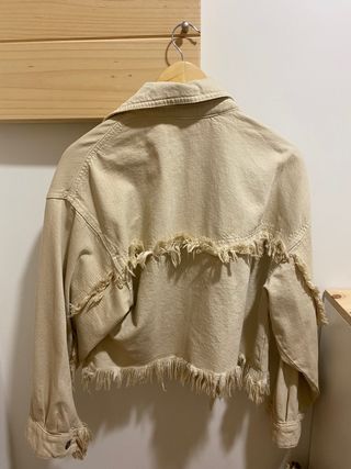 cazadora beige de flecos