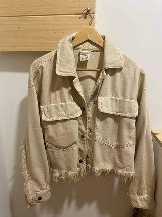 cazadora beige de flecos