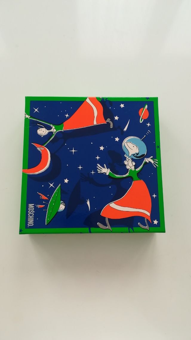 Caja de Moschino vacia