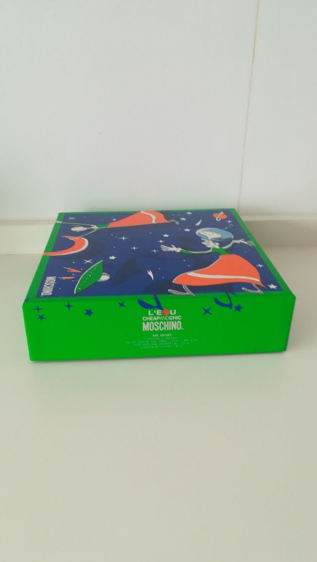 Caja de Moschino vacia