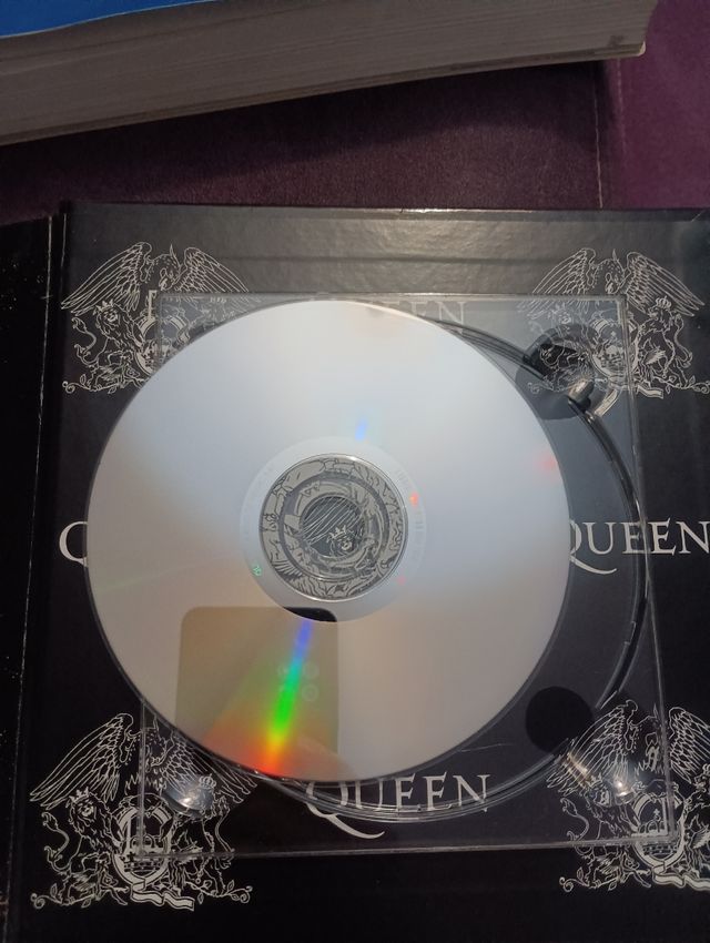 ÁLBUM CON CD QUEEN 1991