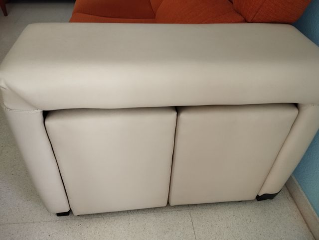 Sofá extraíble con dos puffs