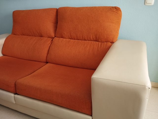 Sofá extraíble con dos puffs