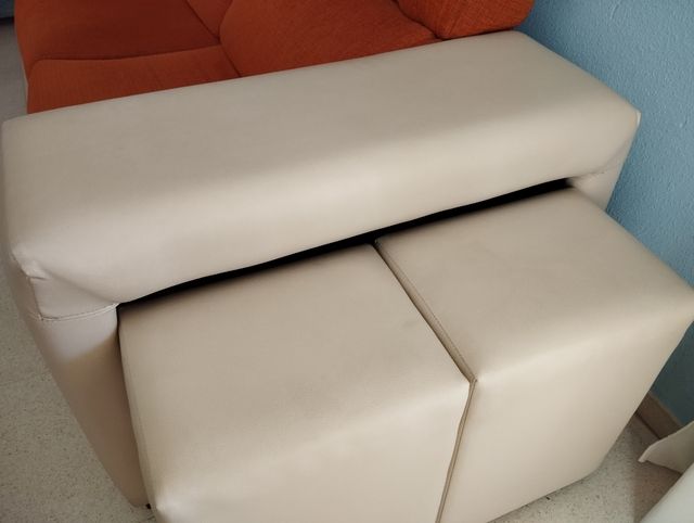 Sofá extraíble con dos puffs