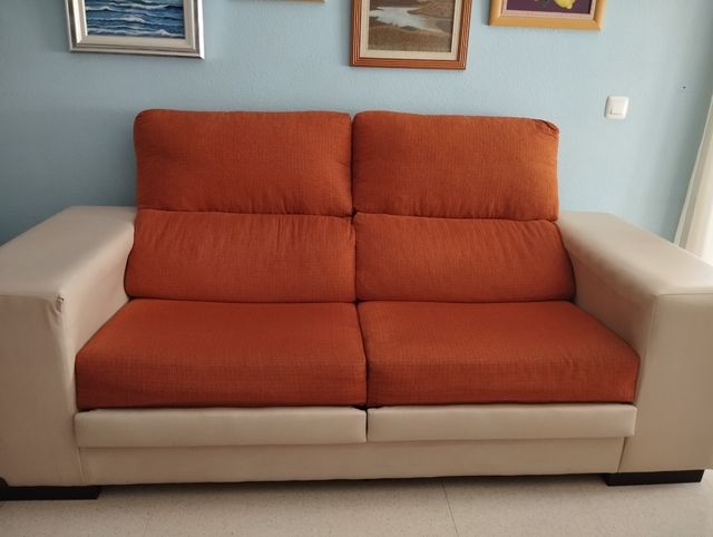 Sofá extraíble con dos puffs